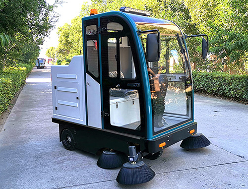 物流园区清洁使用电动驾驶扫地机